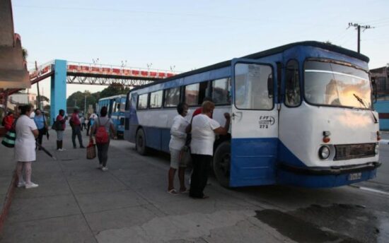 La transportación de pasajeros se ha visto afectada por el déficit de combustible, falta de piezas, gomas y baterías, se conoció en la revista informativa. Foto: Oscar Alfonso/ACN.