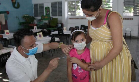 Más de 36 970 niños de la provincia entre los dos y hasta los 11 años de edad comenzaron a recibir el primer refuerzo antiCOVID-19. Fotos: Oscar Alfonso/Escambray.