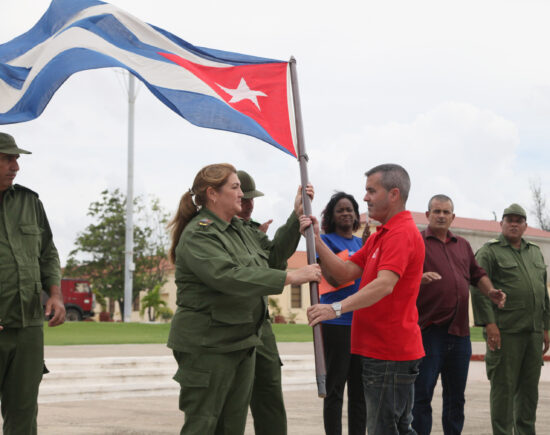 Deivy Pérez Martín, máxima dirigente partidista espirituana, abanderó al contingente de trabajadores eléctricos que ya va rumbo a Pinar del Río. Fotos: Oscar Alfonso Sosa/Radio Sancti Spíritus.