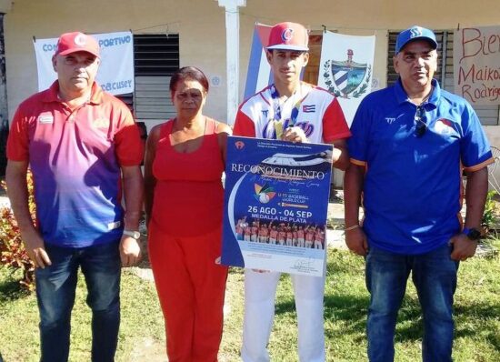 Caracusey recibe a su subcampeón de béisbol.