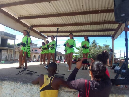 Despedida veraniega en la zona marítimo portuaria de Casilda, con el movimiento de Artistas Aficionados. Foto: Casa de Cultura Julio Cueva Díaz/Facebook.