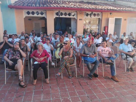 Trabajadores de la sucursal ARTEX Sancti Spíritus, con la cultura, la economía y la historia siempre de la mano.