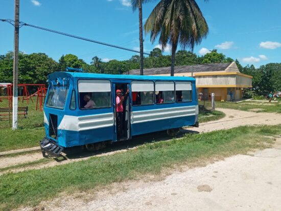 El coche-motor para el ramal Trinidad-Delicias tiene una capacidad para 40 pasajeros, 24 sentados y 16 de pie.