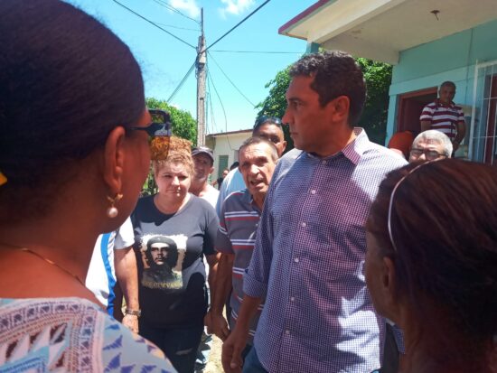 El ministro de Transporte intercambia con trinitarios y autoridades locales al reabrirse la transportación de pasajeros en el ramal Trinidad-Delicias.