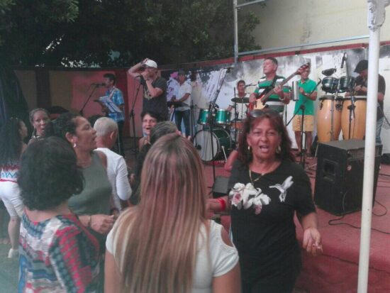 Siempre hay disfrute en las escalinatas de la Casa de la Música de la EGREM, en Trinidad. Fotos: Alipio Martínez Romero/Radio Trinidad Digital.