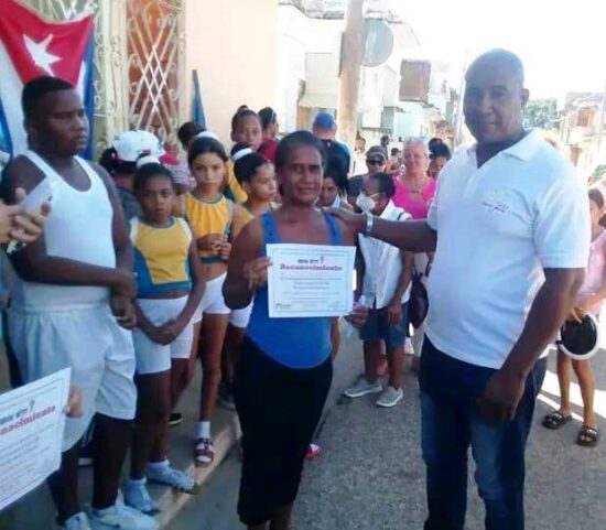 El primer secretario del PCC en Trinidad, Denis Díaz Peláez, entrega reconocimientos a los destacados en esta jornada de caminata-carrera-bicicletada por la paz y a favor del Código de las Familias. Fotos tomadas del perfil de Facebook de Yanet Ramos.