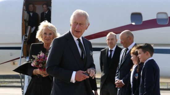 El rey Carlos III y su esposa Camila, reina consorte, a su llegada al aeropuerto de Belfast. Foto: AFP