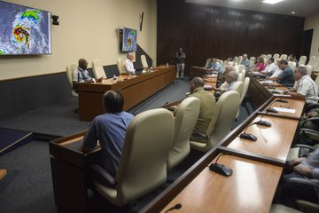 El Gobierno cubano sigue paso a paso las incidencias del huracán Ian y las medidas a asumir por cada territorio. Foto: Twitter @DiazCanelB.