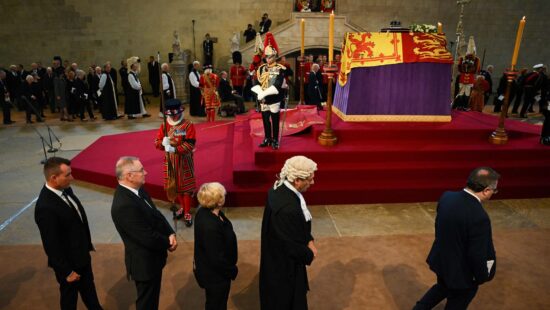 Los ciudadanos visitan la capilla ardiente de la reina Isabel II, situada dentro del palacio de Westminster, este miércoles en Londres. Foto: Davir Ramos/AFP.
