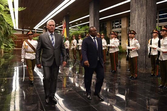 Los mandatarios pasaron revista a la guardia de honor en el Palacio de la Revolución.