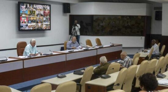 El encuentro sesionó en la tarde-noche de este lunes mediante videoconferencia. Foto: Estudios Revolución.