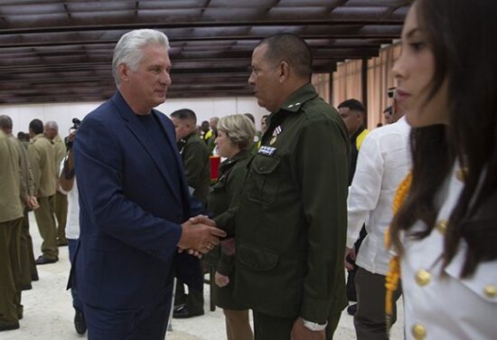 Díaz-Canel saluda a oficiales condecorados que participaron en la extinción del incendio en Matanzas. Foto: Ismael Francisco/Cubadebate.