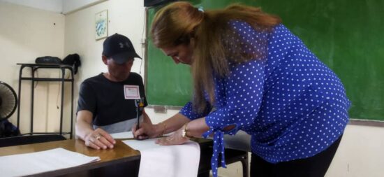 En el colegio 1 de la circunscripción 10, de Cabaiguán, ejerció su derecho al voto la primera secretaria del Partido en Sancti Spíritus Deivy Pérez Martín. Foto: Escambray.