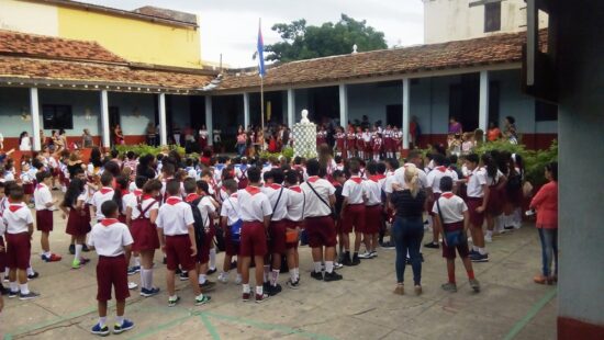 Escolares trinitarios se reincorporan a clases. Foto: José Rafael Gómez Reguera/Radio Trinidad Digital.