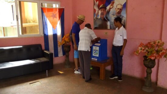 El electorado trinitario acudió a las urnas para decidir por el nuevo Código de las Familias en Cuba, que ya es Ley del amor y los afectos. Foto: José Rafael Gómez Reguera/Radio Trinidad Digital.