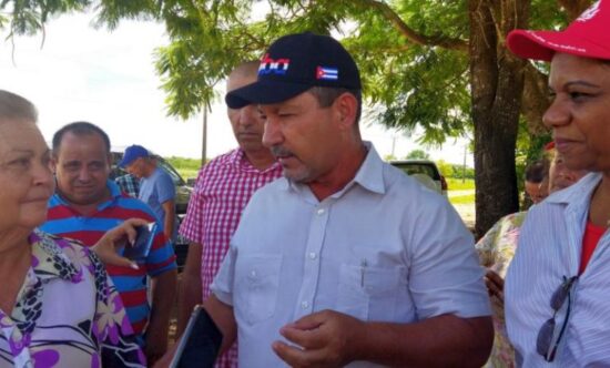 Inés María Chapman Waugh, vice primera ministra de Cuba junto a Antonio Rodríguez Rodríguez, presidente del Instituto Nacional de Recursos Hidráulicos recorren el país e intercambian con el pueblo. Fotos: Yosdany Morejón/Escambray.