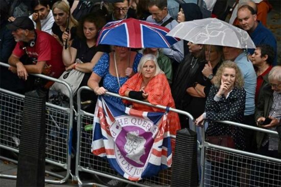 Miles de personas hacen cola para despedir a la reina Isabel II en la sala principal del Palacio de Westminster desde que se abrió la capilla ardiente el miércoles en la tarde. Foto: Prensa Latina.