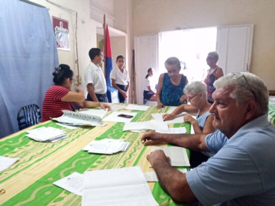 Los abuelos participan con entusiasmo en el referendo por el Código de las Familias.