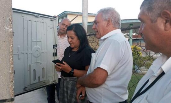 Mayra Arevich Marín recorre instalaciones del Ministerio de las Comunicaciones en Sancti Spíritus e intercambió con trabajadores y directivos. Foto: Miladys González/Facebook.