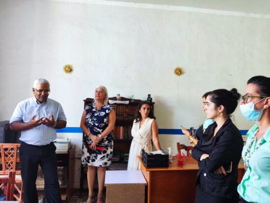 El ministro Oscar Silveira intercambió con jóvenes títulos de oro, con potencialidades para aportar en el desarrollo de los procesos desde la ciencia. Foto: @CubaMinjus.