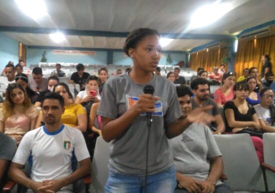 Estudiantes universitarios exponen sus experiencias en el proceso de discusión del Código de las Familias.