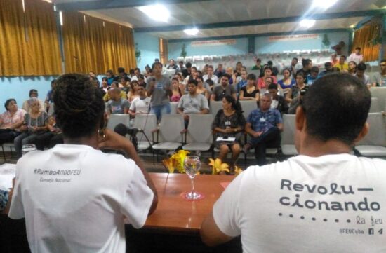 Jóvenes de la UNISS en intercambio con autoridades de la provincia. Fotos: José F. González Curiel/Escambray.