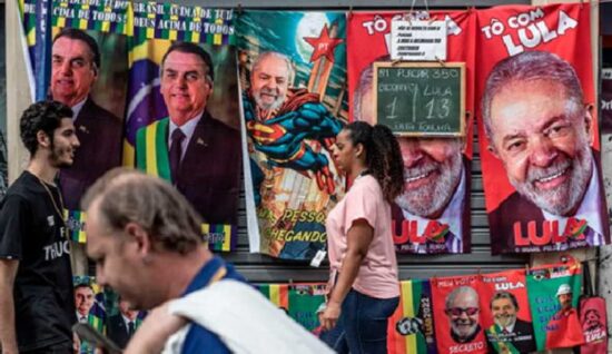 Imágenes de Bolsonaro y Lula da Silva en un puesto callejero en Río de Janeiro. Foto: EFE.