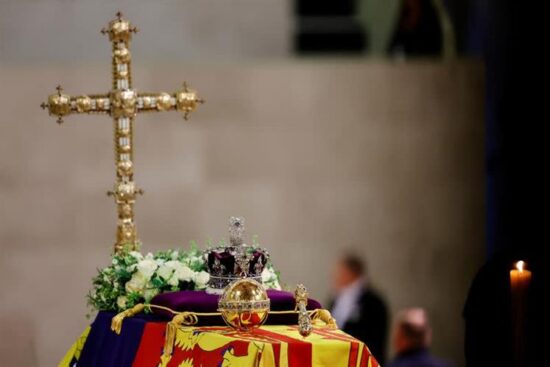 Capilla ardiente de la reina Isabel II en el Palacio de Westminster, sede del Parlamento británico. Foto: Prensa Latina.