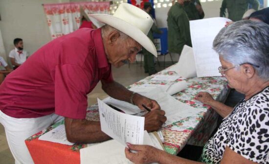 El referendo se desarrolla de forma organizada y sin contratiempos. Foto: Oscar Alfonso/Escambray.