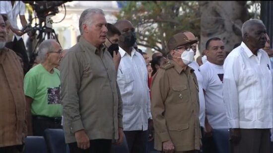 Raúl y Díaz-Canel presidieron el acto central de homenaje por el aniversario 65 del levantamiento popular armado del 5 de Septiembre de 1957. Foto: Estudios Revolución.