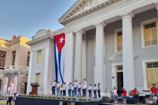 El acto político cultural tuvo lugar en el parque José Martí de la ciudad de Cienfuegos.