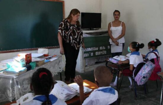 Deyvi Pérez Martín, miembro del Comité Central y primera secretaria del Partido en la provincia en intercambio con alumnos y maestros.