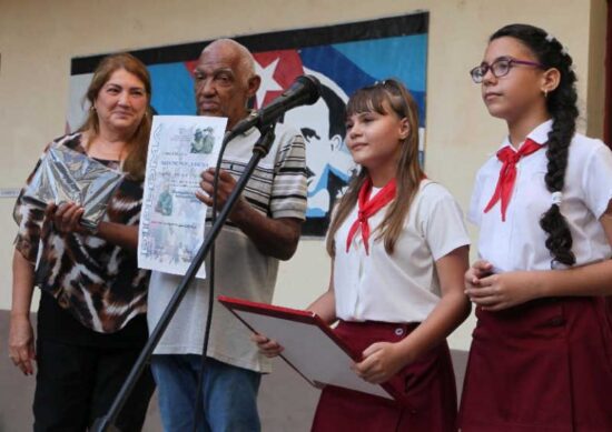 En la ceremonia fueron reconocidos educadores de larga trayectoria de trabajo educacional. 