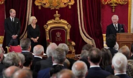 El rey Carlos III habla durante su ceremonia de ascenso al trono de la corona británica, en el Palacio de St. James, en Londres, Reino Unido. Foto:© AFP/Jonathan Brady.