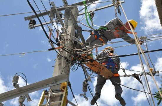 Linieros de la Unión Eléctrica trabajan en la solución de las interrupciones ocurridas en Trinidad. Foto: Escambray.