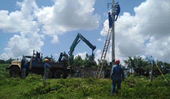 Los eléctricos de la provincia laboran con inmediatez para solucionar las averías que se reportan en cualquier parte de la geografía espirituana. Foto: Facebook.