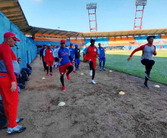 Cinco peloteros de Trinidad entrenan en el estadio José Antonio Huelga como parte de la nómina de Ganaderos.