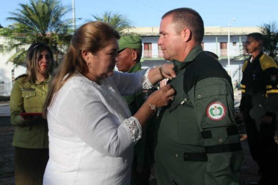 Bomberos y oficiales del Minint recibieron la distinción Elogio a la Virtud. Galería: Oscar Alfonso/Escambray.