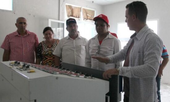 Inés María Chapman de recorrido por la inversión de la planta potabilizadora de Jatibonico.