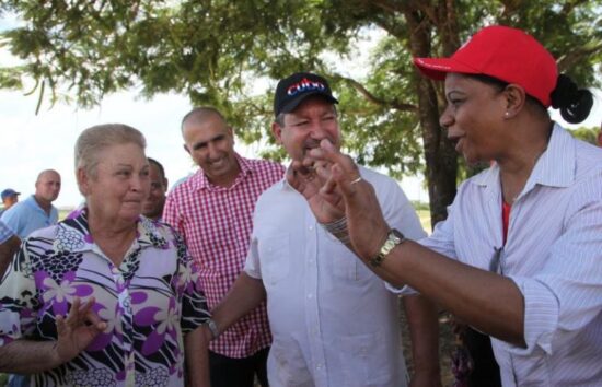 La viceprimera ministra de Cuba intercambió con pobladores de la comunidad La Yaya, beneficiada con inversiones para el abasto de agua.