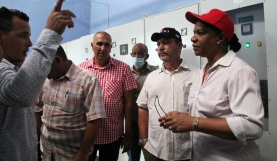 La viceprimera ministra de Cuba durante su visita a la planta potabilizadora de agua de Jatibonico. Fotos: Oscar Alfonso/Escambray.
