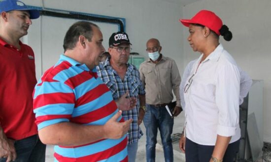 Inés María Chapman en intercambio con Fredesmán Jiménez Bravo, delegado del Instituto de Recursos Hidráulicos en el territorio.