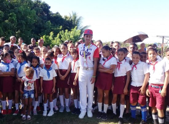 Maikol Daniel Rodríguez, una estrella del béisbol cubano, entre los pioneritos de Caracusey.