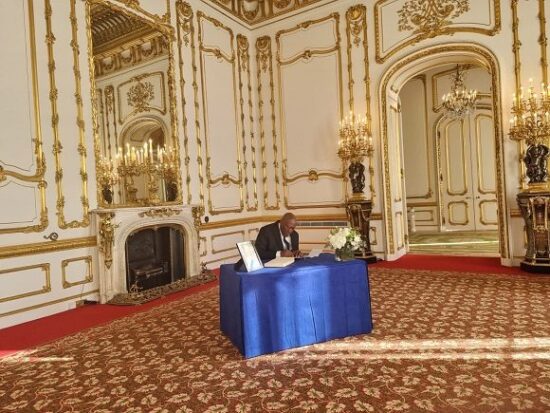 El vicepresidente de Cuba, Salvador Valdés Mesa, encabeza la delegación cubana a los funerales de Estado de la reina Isabel II, en Londres. Foto: @SalvadorValdesM.