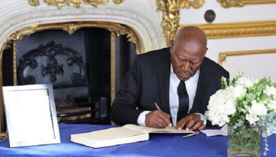 El Vicepresidente de Cuba firmó el libro de condolencias abierto por la cancillería del Reino Unido en Lancaster House. Foto: @EmbaCuba_UK