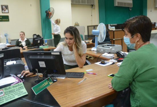 Hoy los trabajadores bancarios son fuerza imprescindible en el desarrollo socioeconómico de la sociedad. Fotos: Oscar Alfonso Sosa/Radio Sancti Spíritus.