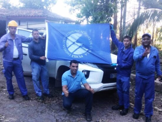 Algunos ratos de descanso se dedican a la comunicación con familiares y amigos.