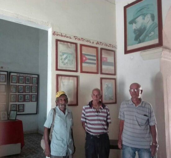 Jorge Abreu Carvajal (izq.) junto con Manuel Arboláez Santana (extrema der.), presidente de la Asociación de Combatientes de la Revolución Cubana en Trinidad, y Manuel Alberto Vega (centro), político de esa organización, en este municipio.