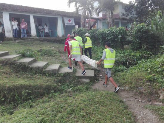 En la zona montañosa de El Algarrobo, municipio de Trinidad, Se desarrolla un simulacro de rescate y salvamento de presuntos heridos. Fotos: Alipio Martínez Romero/Radio Trinidad Digital.