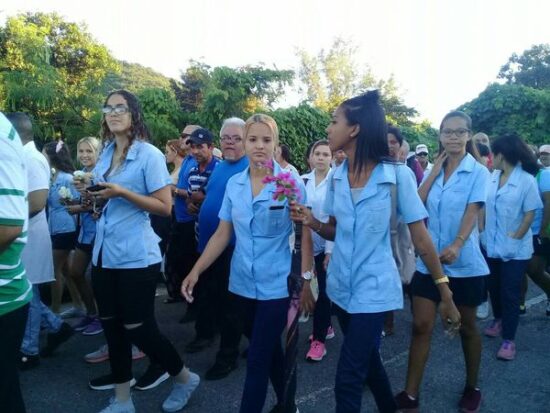 Jóvenes de los más diversos sectores de la producción, los servicios, y estudiantes universitarios y de otras enseñanzas de Trinidad, dedican flores a Camilo Cienfuegos.